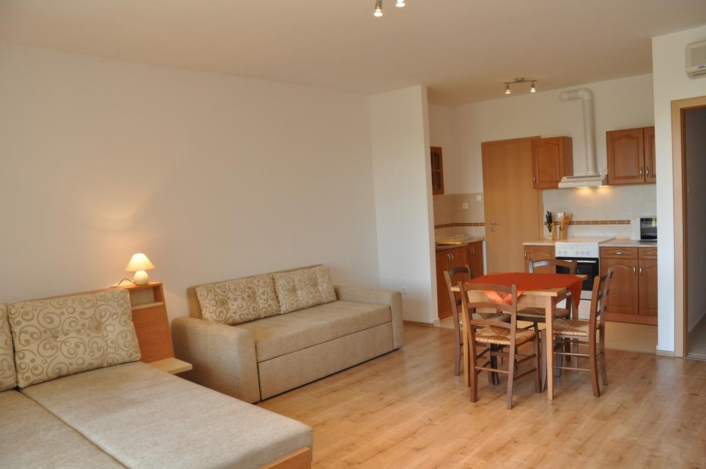 Tisza Palota Apartmanok Szeged Ruang foto